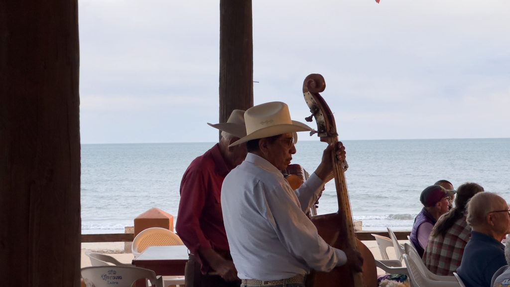 Eine Mariachi-Gruppe spielt auf für die Sonnen(finsternis)anbeter-Reisegruppe