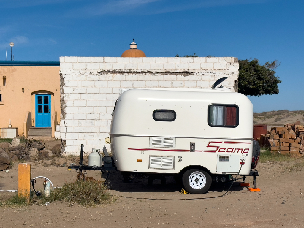 Unsere "Scamp"-Nachbarn im Campground des Restaurants El Mirador am Strand von Huatabampito