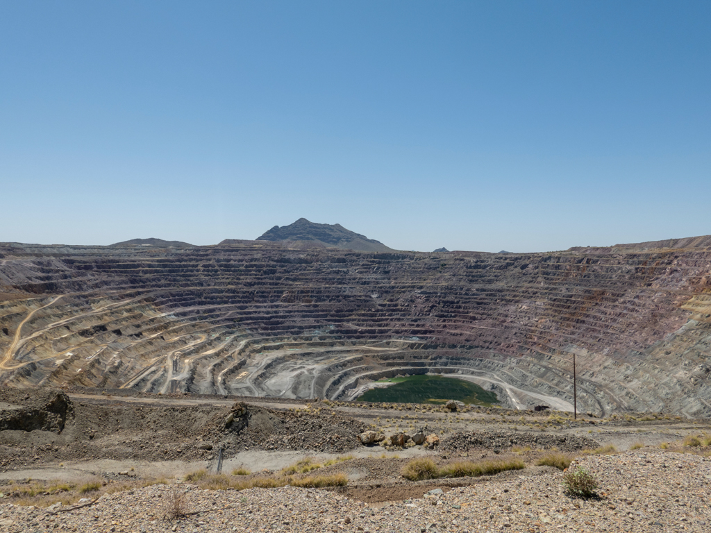 Riesige, stillgelegte Kupfermine in Ajo, Arizona