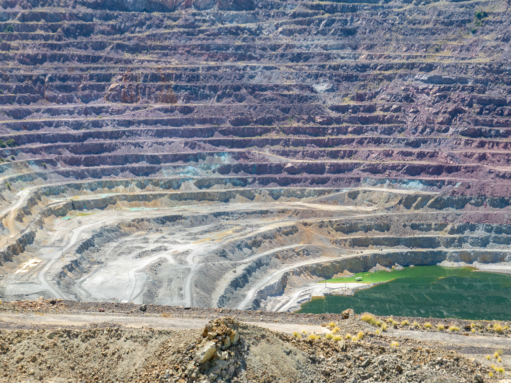 Riesige, stillgelegte Kupfermine in Ajo, Arizona