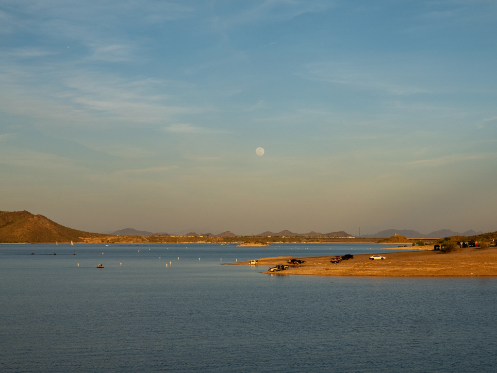 Abendstimmung mit Vollmond beim Lake Pleasant, Arizona