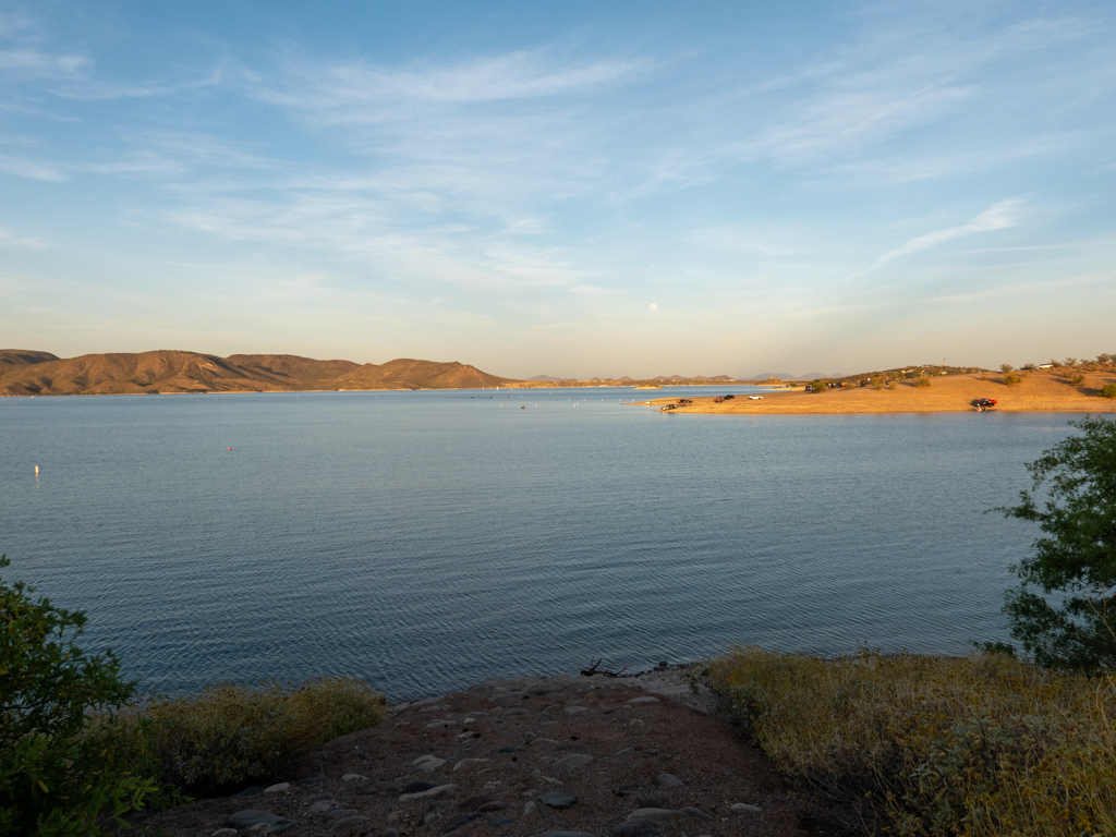 Abendstimmung mit Vollmond beim Lake Pleasant, Arizona