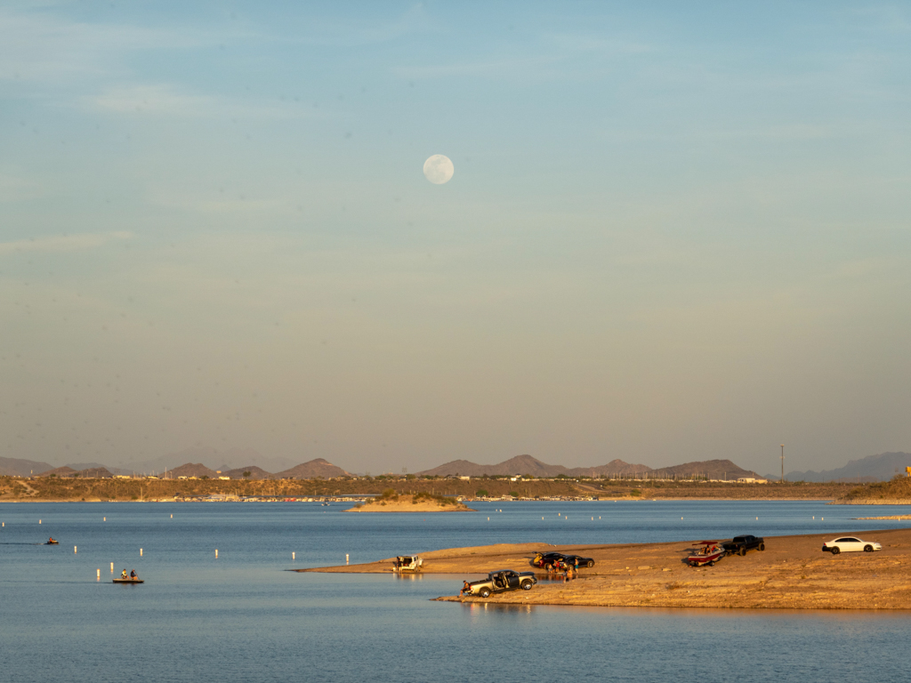 Abendstimmung mit Vollmond beim Lake Pleasant, Arizona