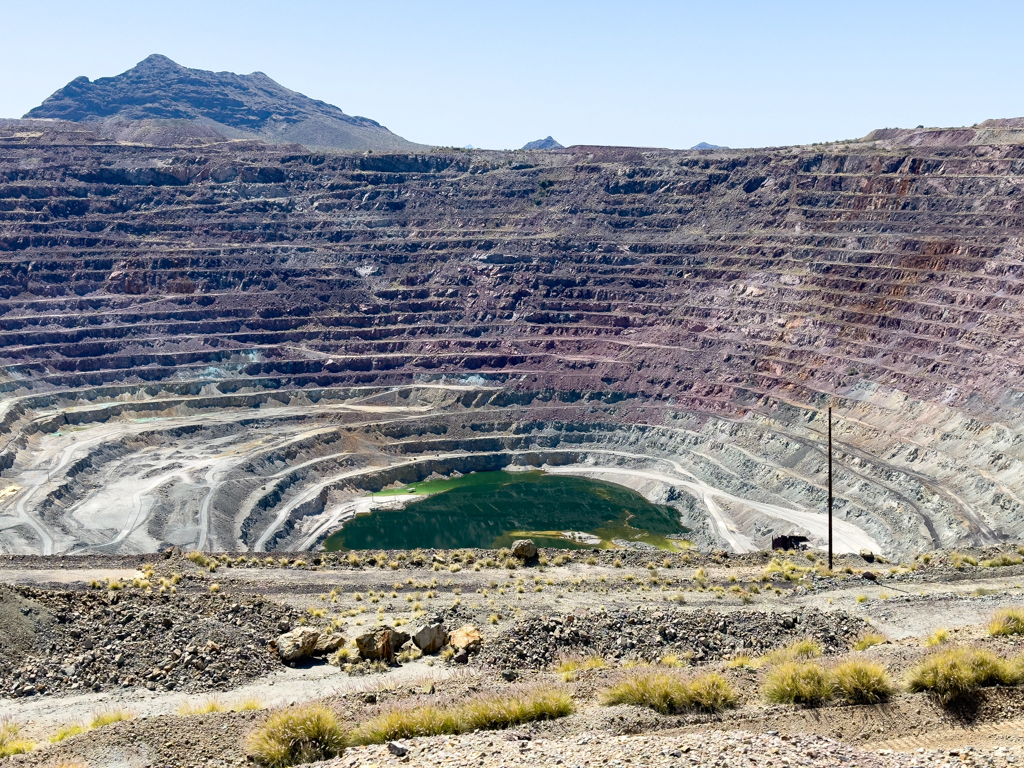 Riesige, stillgelegte Kupfermine in Ajo, Arizona