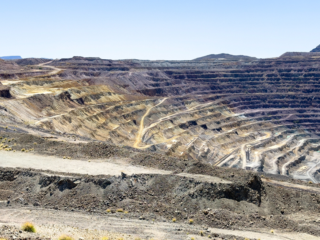 Riesige, stillgelegte Kupfermine in Ajo, Arizona