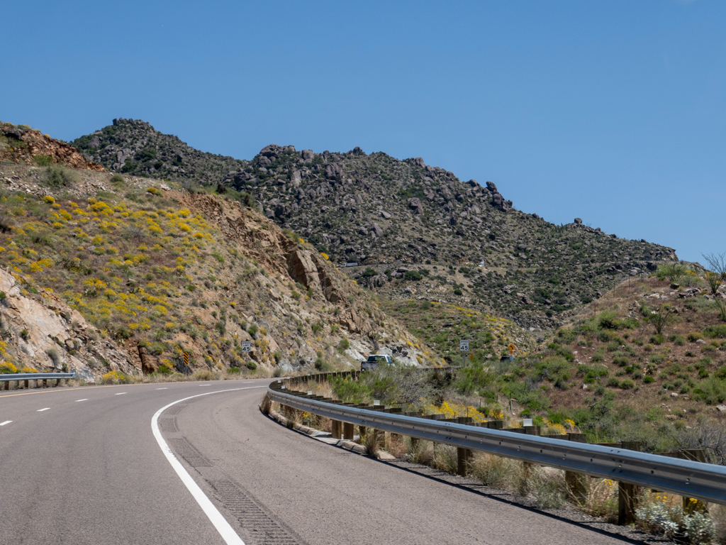 Die Strasse rauf nach Prescott ist eine schmale Linie in der Landschaft