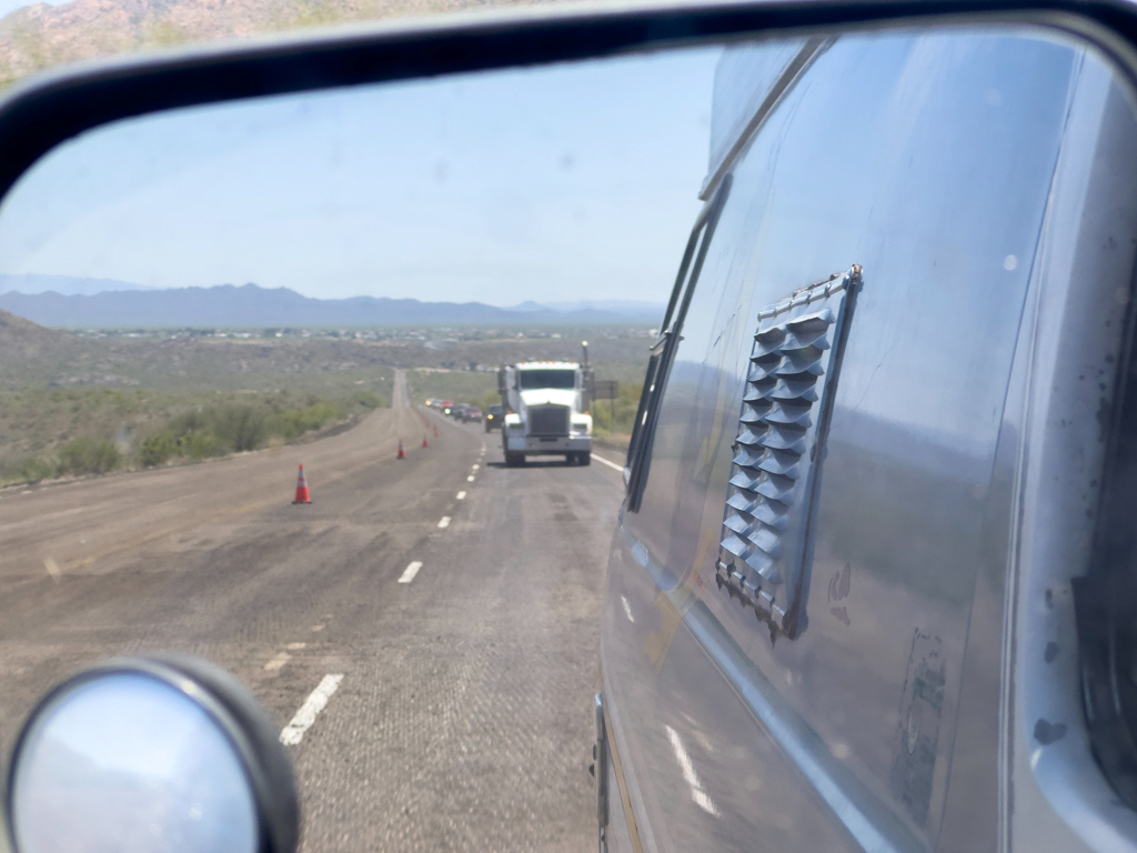 Achtung: Truck im Rückspiegel auf dem Weg nach Prescott