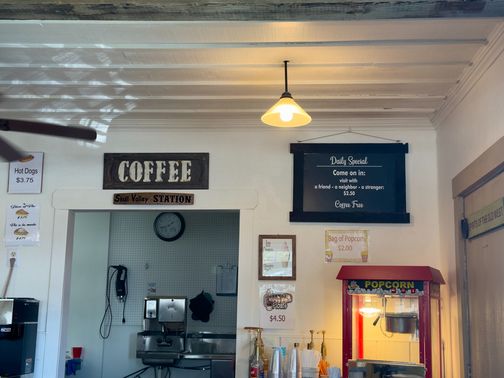 In der kleinen Skull Valley Station gibt's für JoMa einen Snack