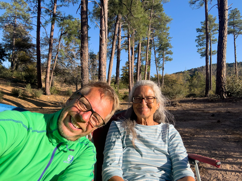 JoMa geniessen die Abendsonne im Yavapai Campground