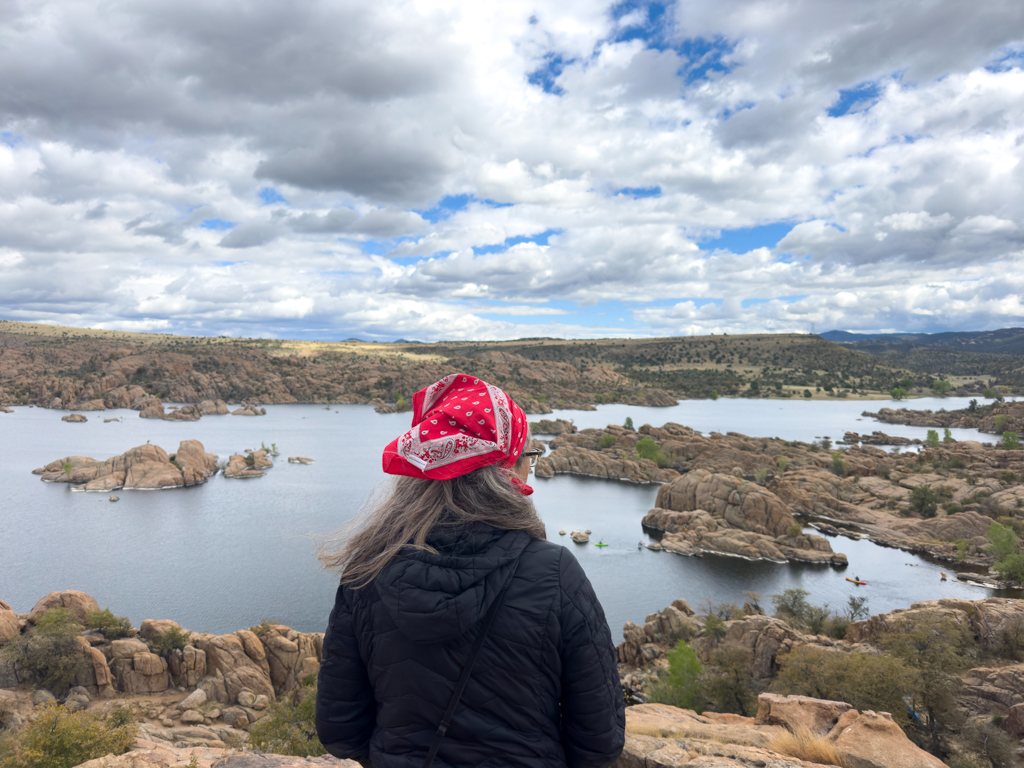 Ma posiert vor Watson Lake