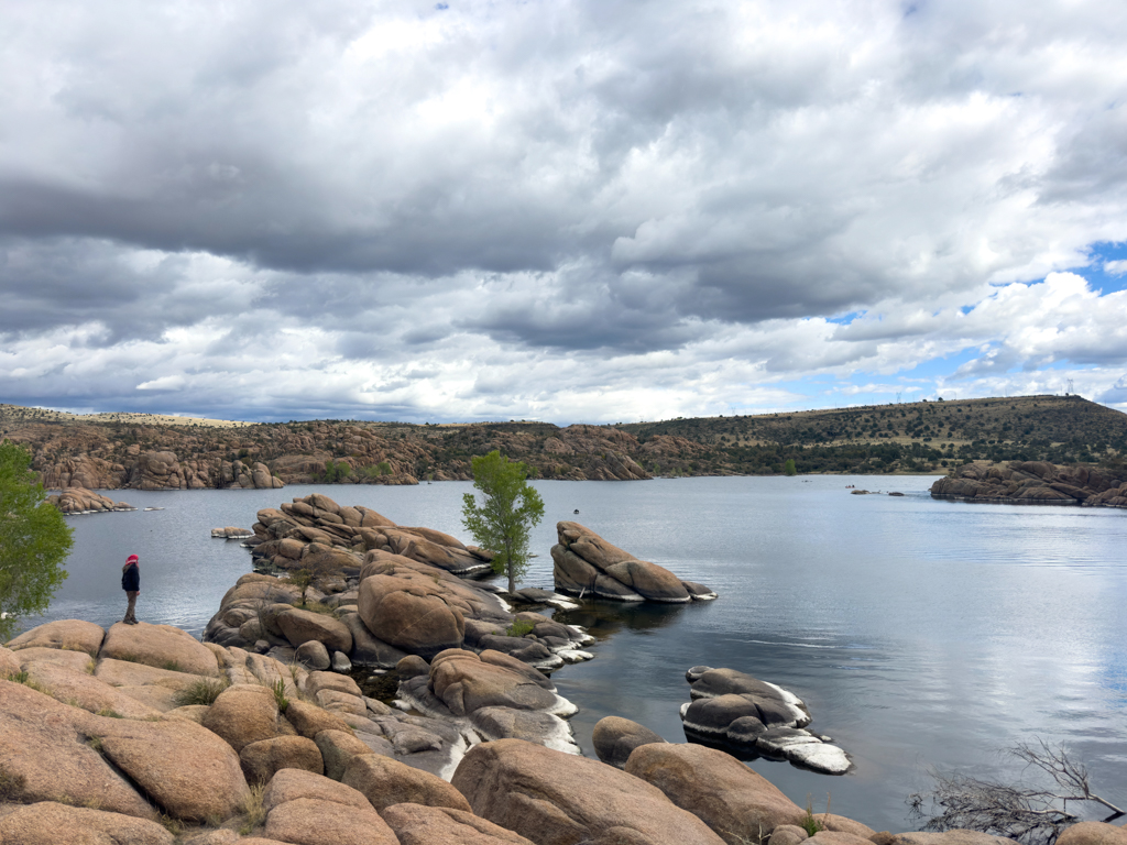 Ma am Rande des Watson Lake