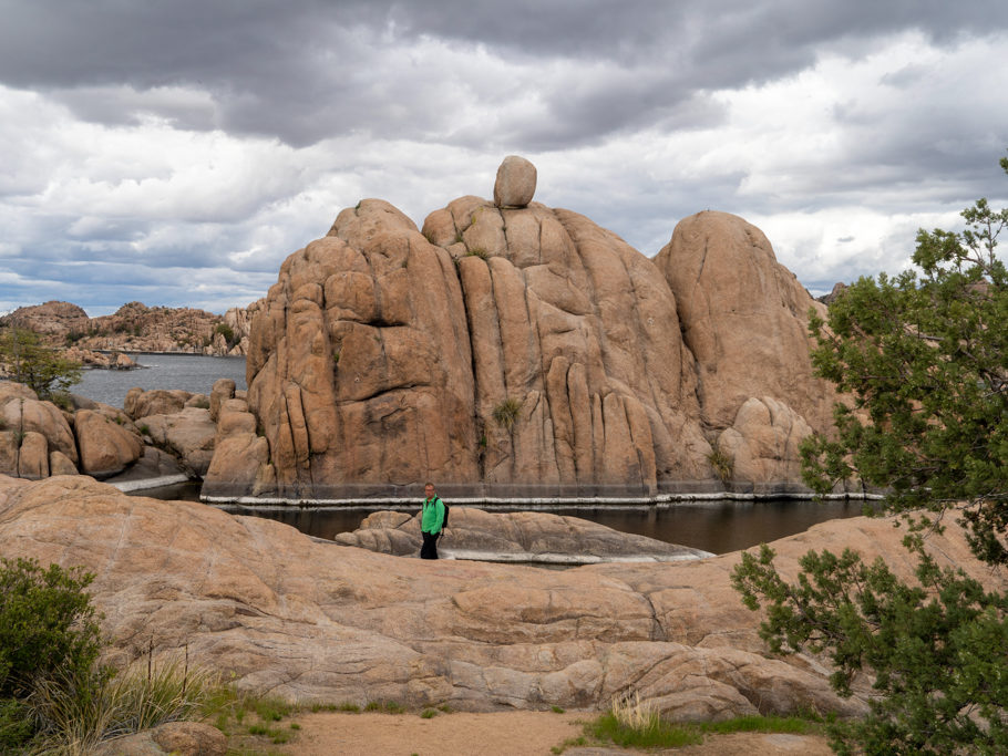 Jo am Rande der Boat Launch vom Watson Lake