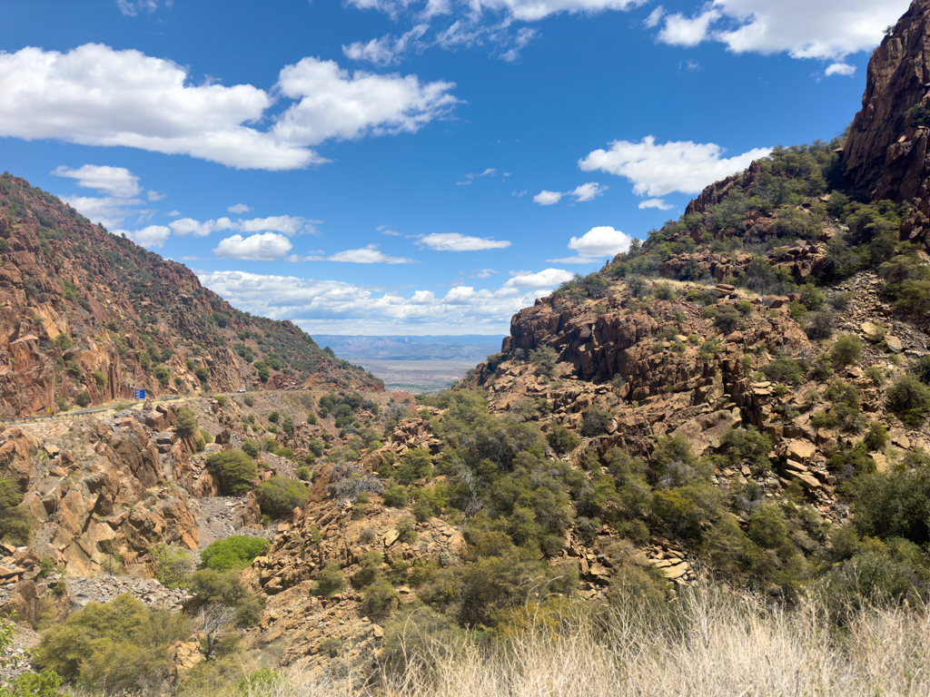 Eine Rast mit Ausblick auf dem Weg nach Flagstaff. Die Strasse geht links entlang hinab