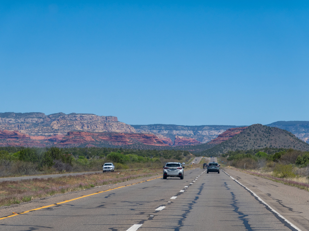 Öde und trockene Landschaft auf dem Weg nach Flagstaff