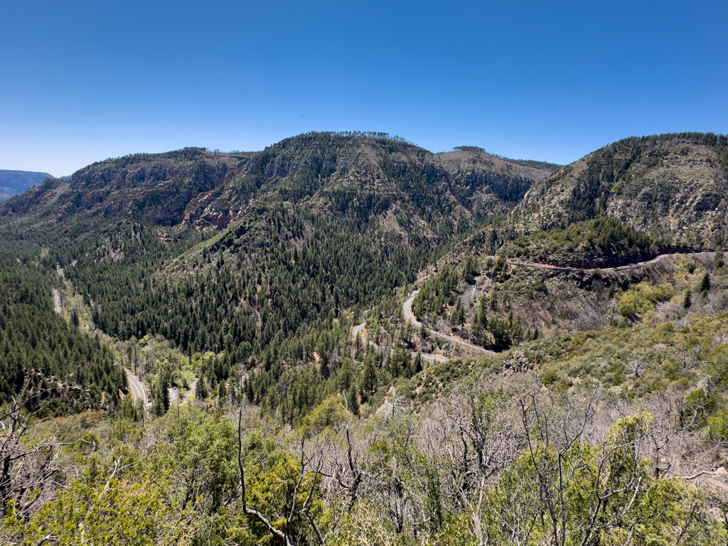 Grünes, altes CanyonTal bei Sedona. Eine Strasse windet sich hinauf