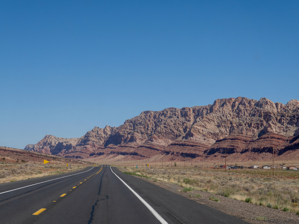 farbige Felswände auf dem Weg zum Antelope Canyon