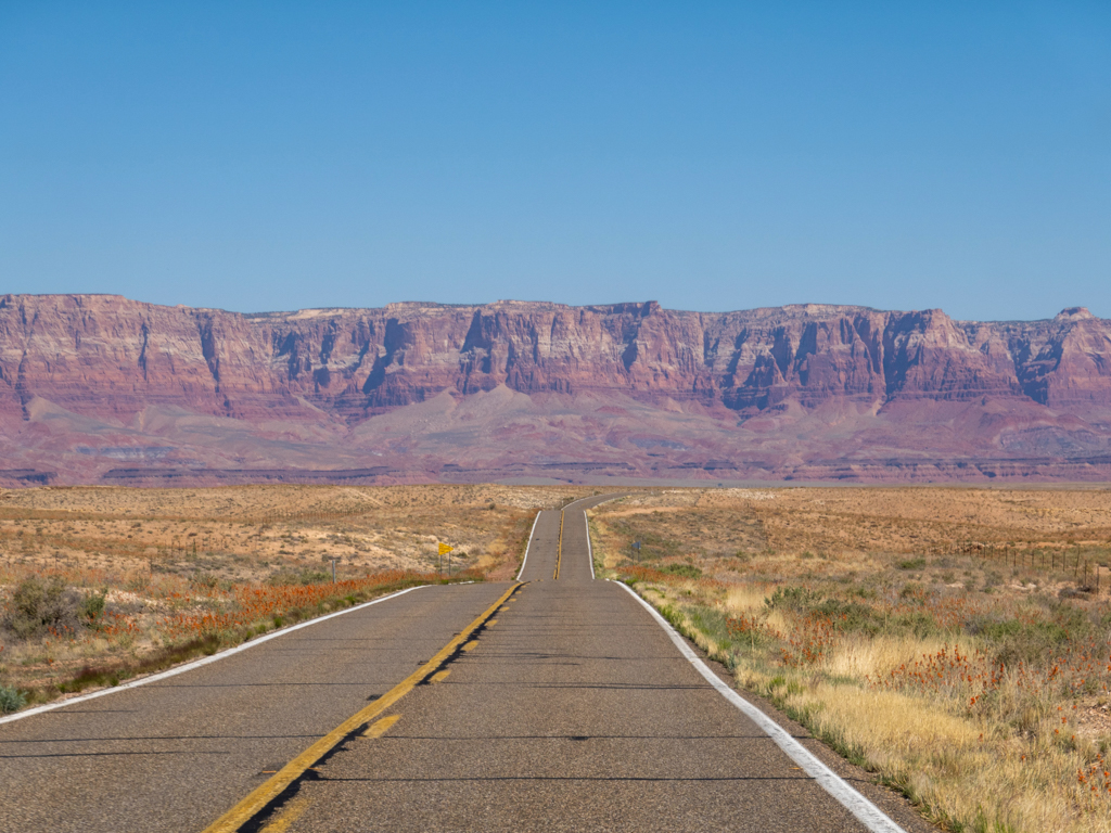 Wieder weites trockenes Land so weit das Auge reicht.... Dahinter die Hochebene des Garnd Canyons