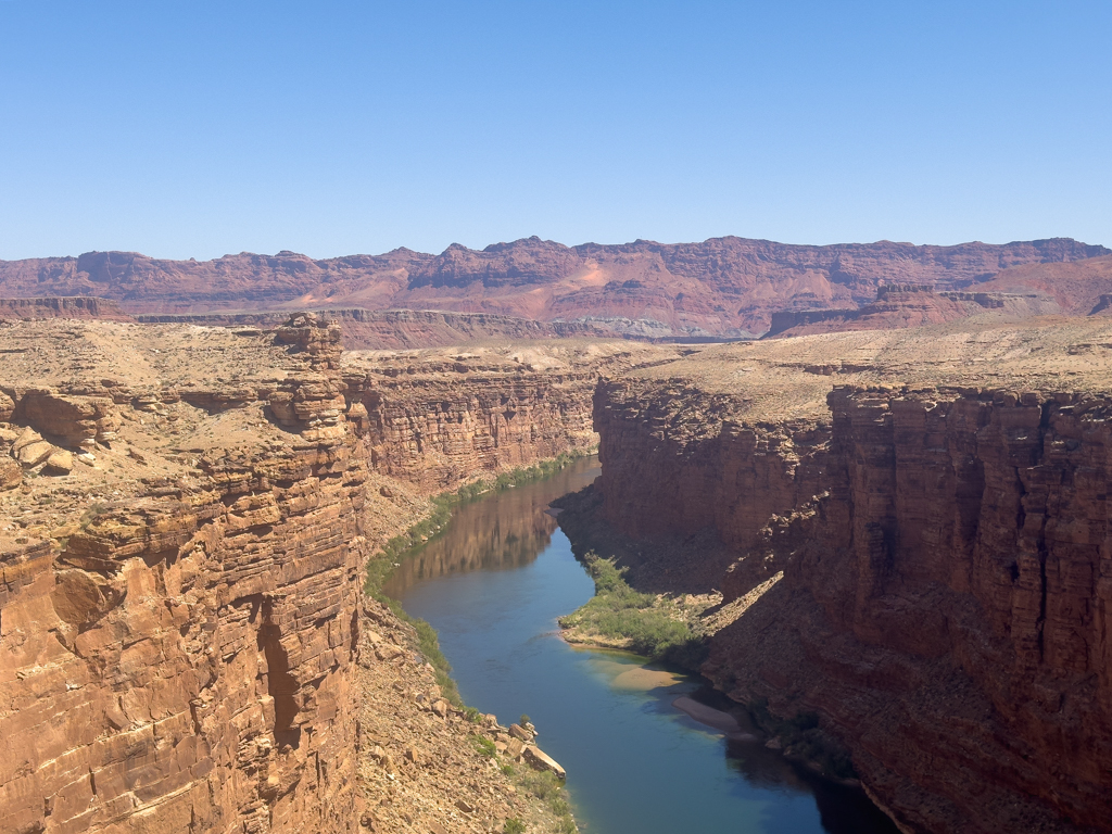 Über dem noch kleinen Colorado River der später zum Grand Canyon wird