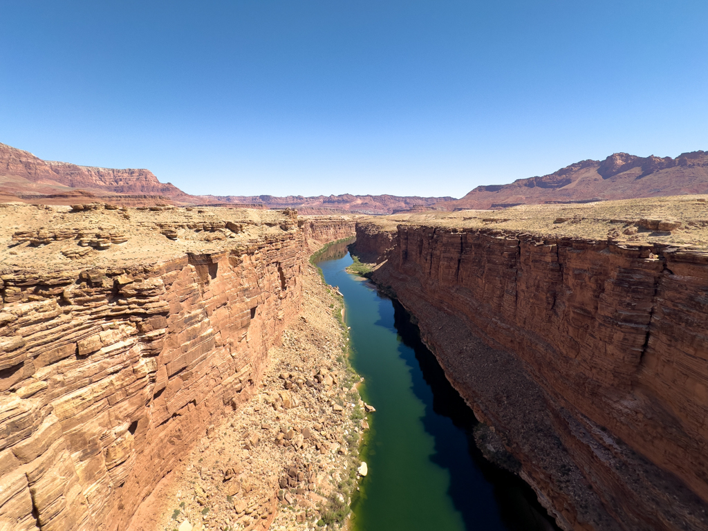 Über dem noch kleinen Colorado River der später zum Grand Canyon wird