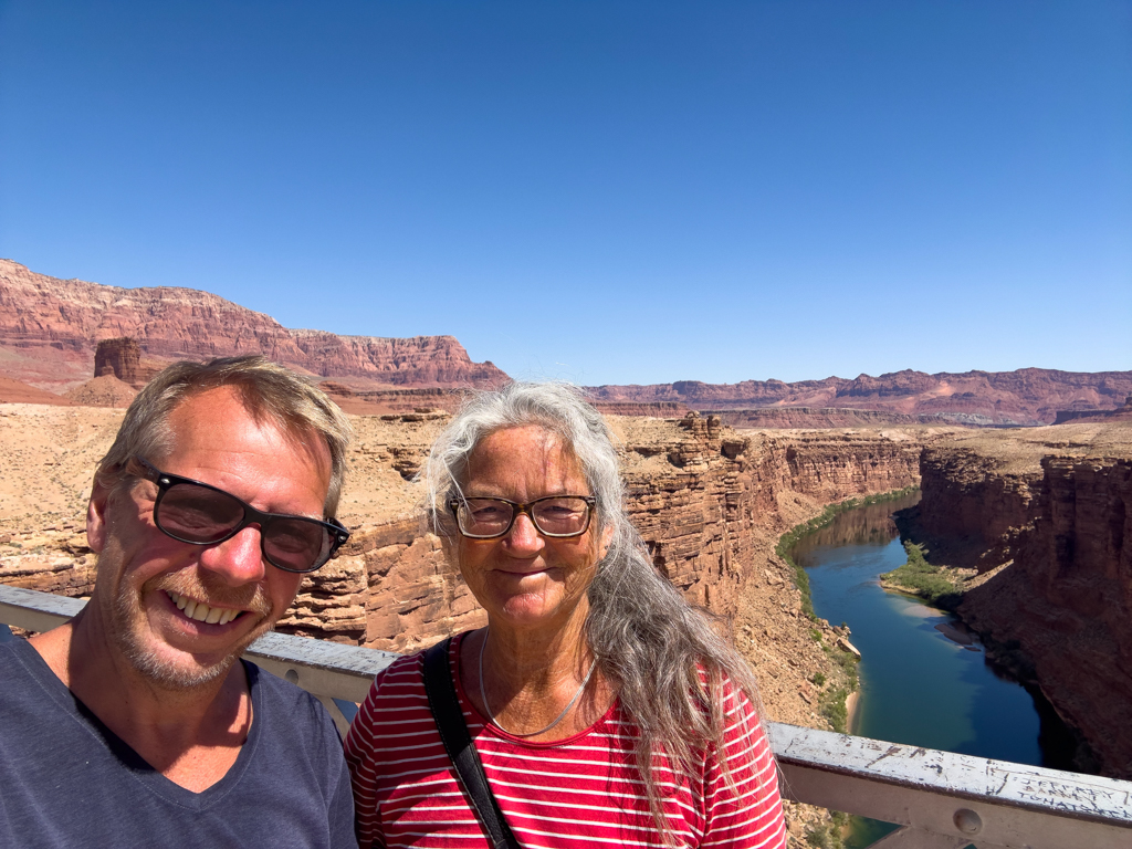 JoMa Selfie über dem noch kleinen Colorado River der später zum Grand Canyon wird