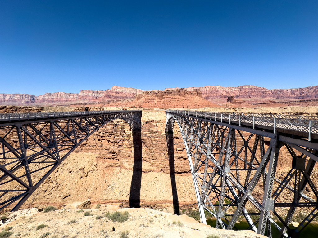 links die Autobrücke, rechts die Fussgänger Brücke über den Grand Canyon