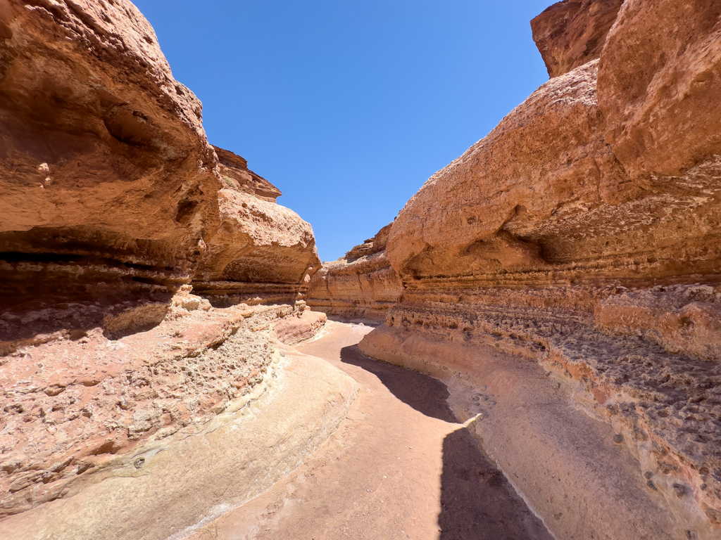 Auf dem Kathedral Trail durch einen Canyon am Fees Campground