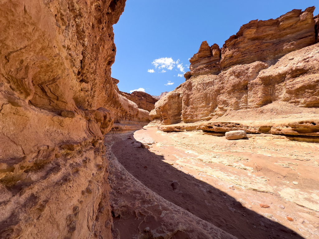 Auf dem Kathedral Trail durch einen Canyon am Fees Campground