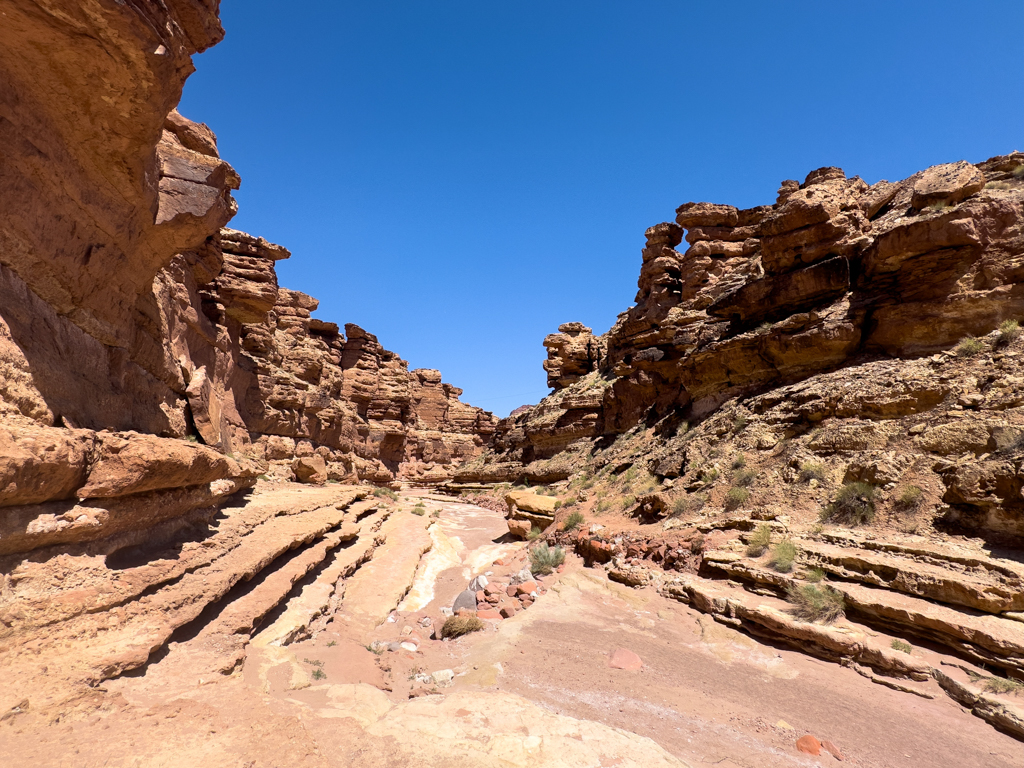 Auf dem Kathedral Trail durch einen Canyon am Fees Campground