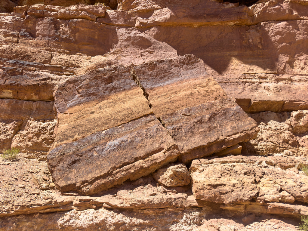 Auf dem Kathedral Trail durch einen Canyon am Fees Campground