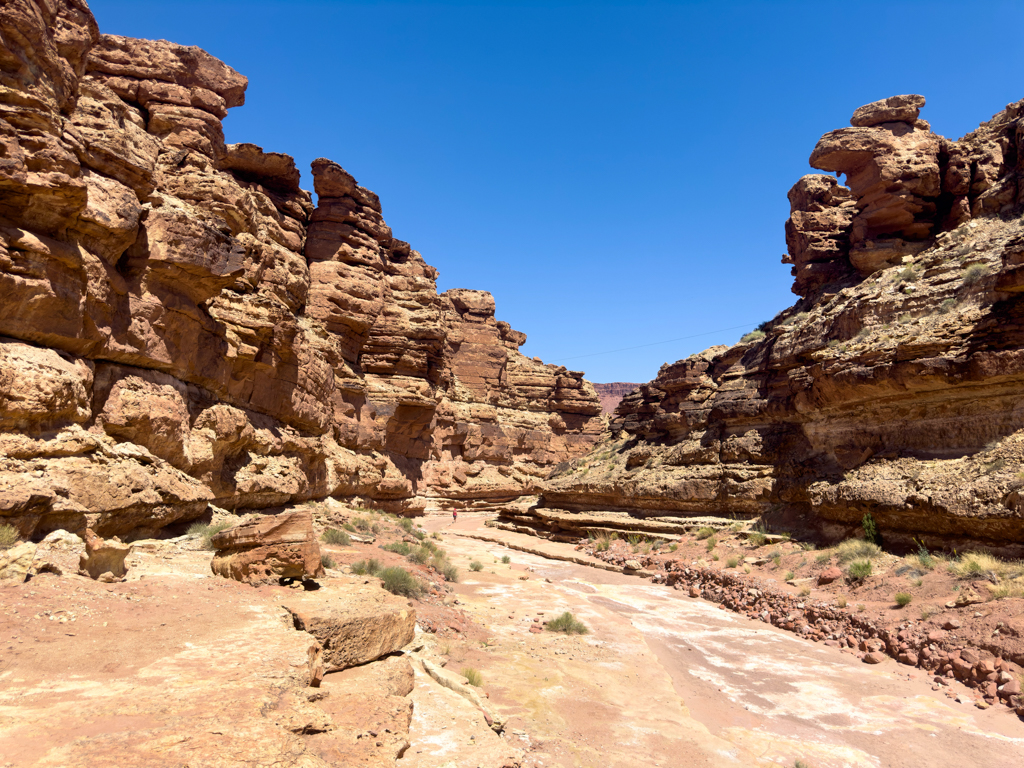 Auf dem Kathedral Trail durch einen Canyon am Fees Campground