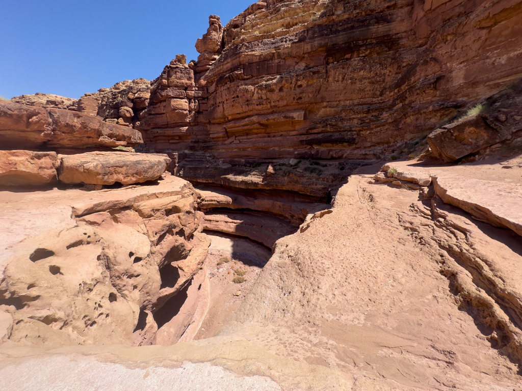 Auf dem Kathedral Trail durch einen Canyon am Fees Campground