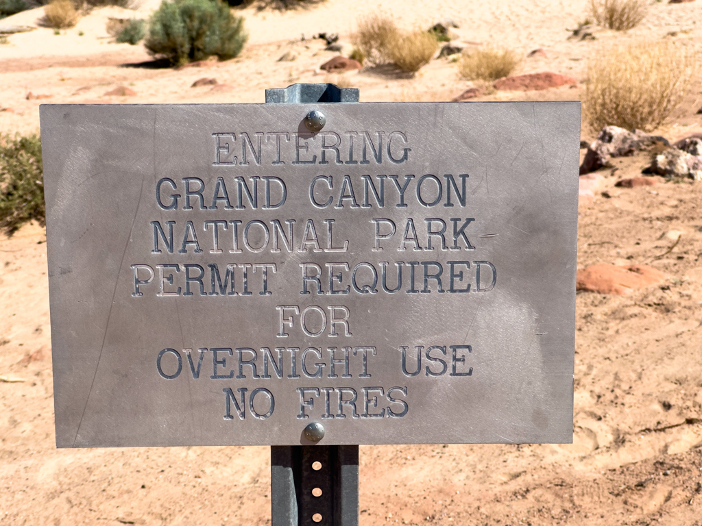 Wir machen uns am frühen Morgen auf den Weg zum Spencer Trail. Dabei betreten wir den Grand Canyon NP