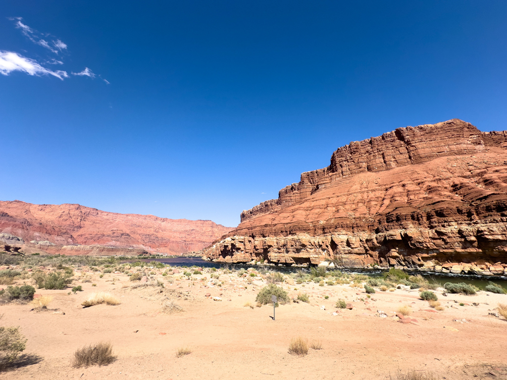 Der Colorado River hat sich auch hier in die Landschaft eingegraben