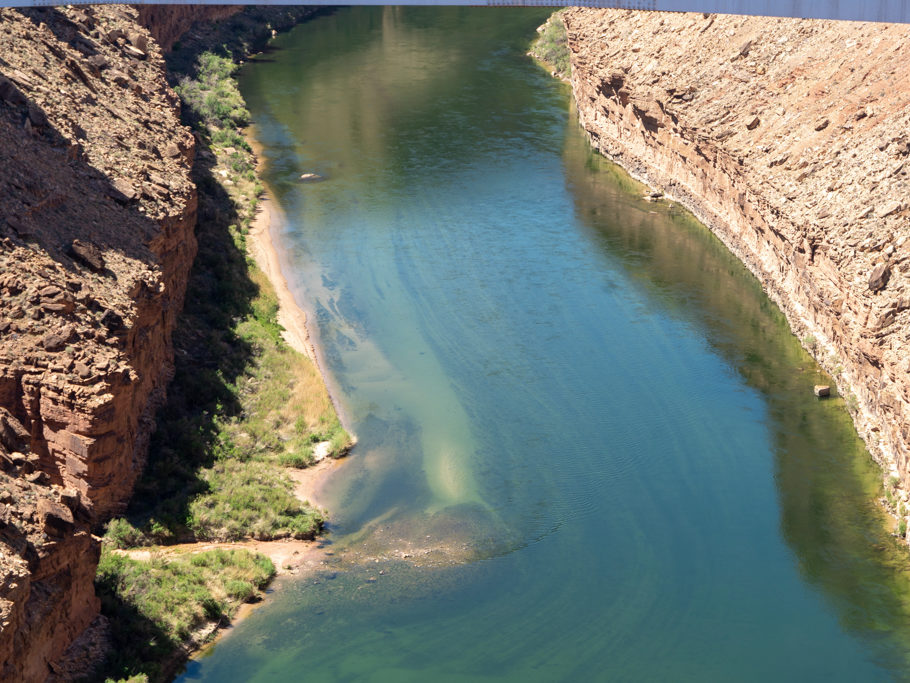 Über dem noch seichten und kleinen Colorado River der später zum Grand Canyon wird