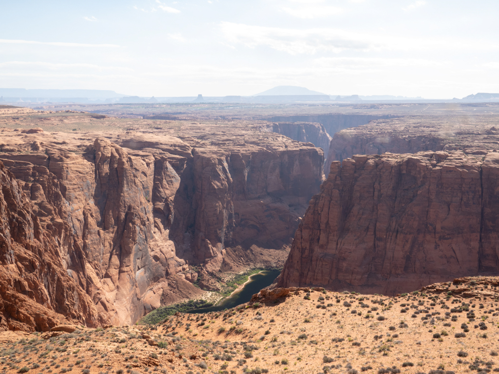 Oben am Spencer Trail angekommen: Unten der Colorado River mit seinem Canyon. In der Ferne das berühmte Monument Valley
