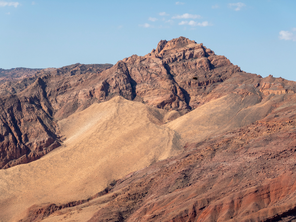 Immer wieder rote Felsen mit zu feinem Sand geschmirgelten Gestein