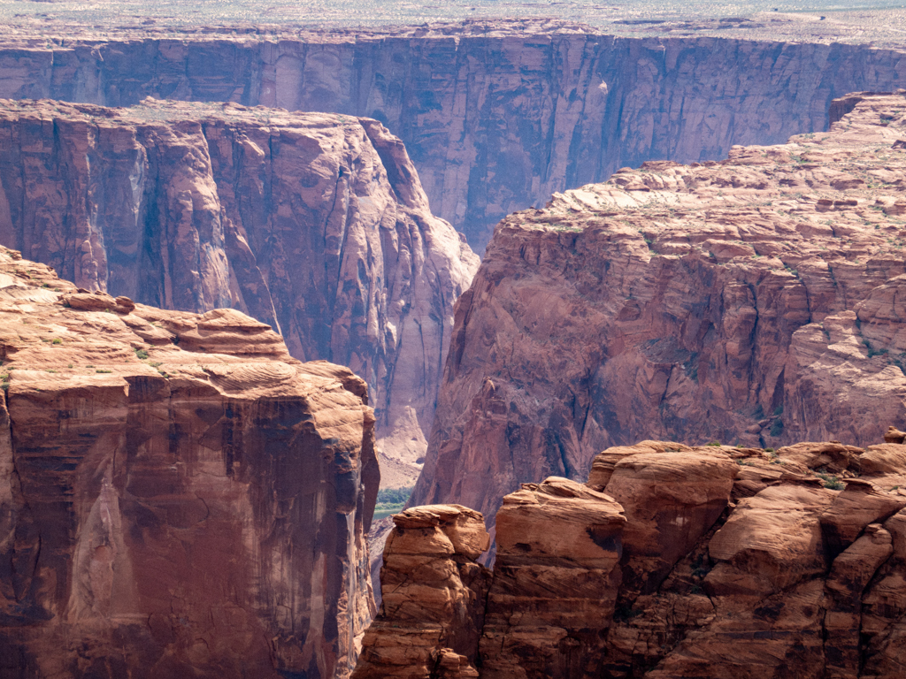 Blick in den tiefen und schon mächtigen Grand Canyon