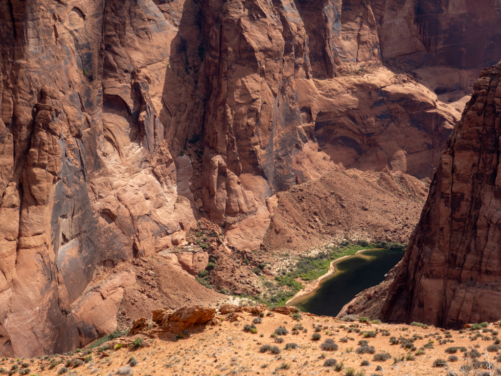 Blick in den tiefen und schon mächtigen Grand Canyon