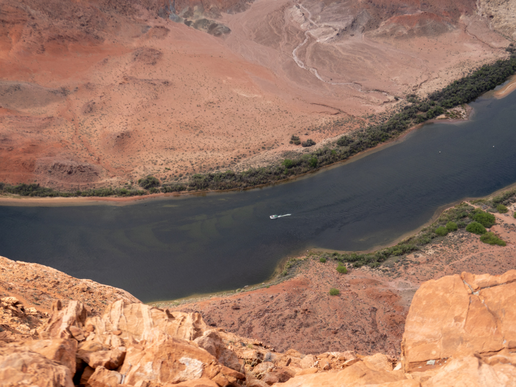 Ein Touristenboot fährt den Glen Canyon hinab