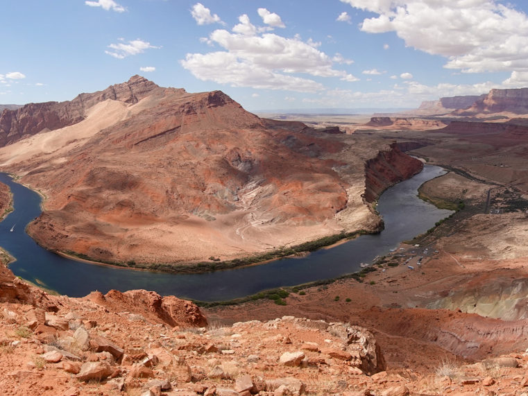 Horse Shoe bend vom Glen Canyon vom Spencer Trail aus gesehen. Rechts unser Campground Fees Ferry