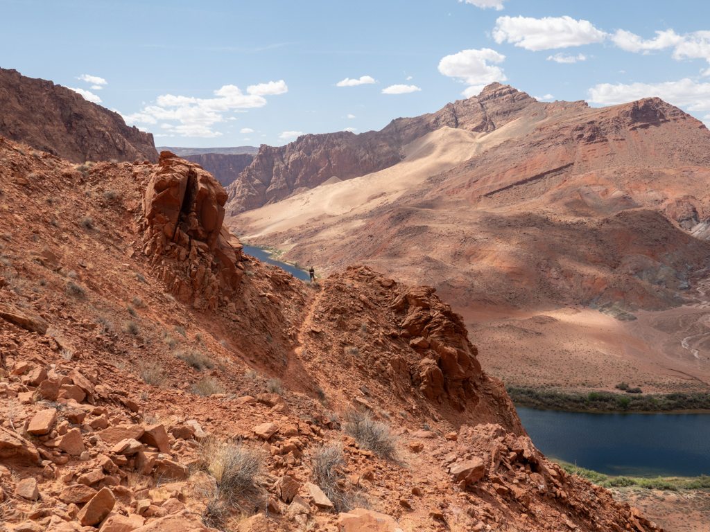 Der kleine Jo auf dem Weg des Spencer Trails und unten der Glen Canyon River