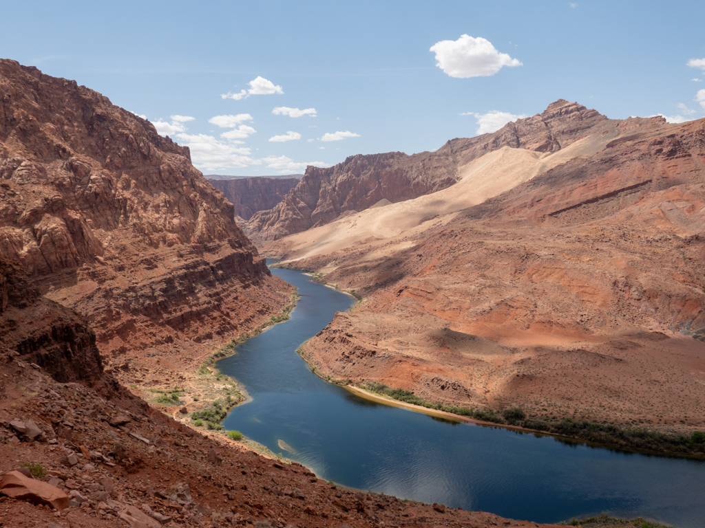der ruhig dahin fliessende Glen Canyon vom Spencer Trail aus gesehen