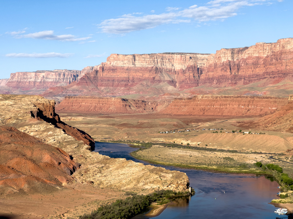 Oben am Spencer Trail angekommen: Unten der Colorado River mit seinem Canyon. Wir sehen auf Fees Ferry Campground in der Bildmitte herab