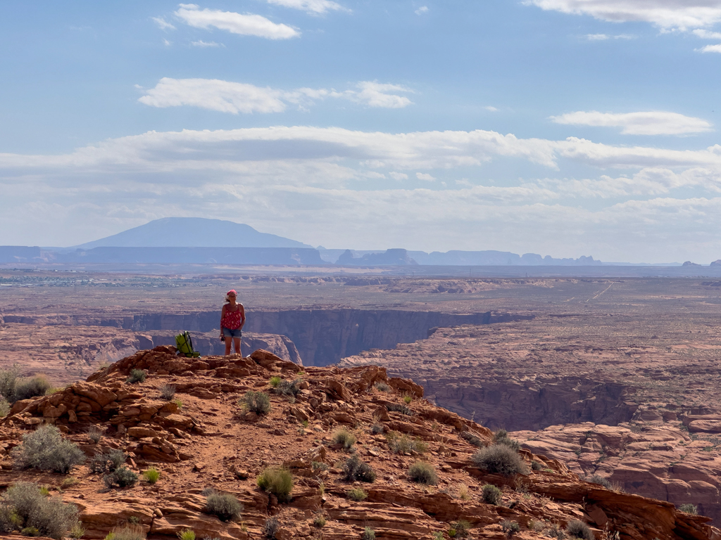 Oben am Spencer Trail angekommen hat Ma Sicht bis ins Monument Valley und in den tiefen Grand Canyon