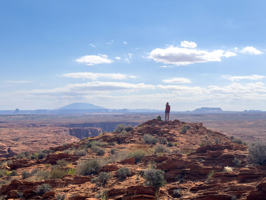 Oben am Spencer Trail angekommen hat Ma Sicht bis ins Monument Valley und in den tiefen Grand Canyon