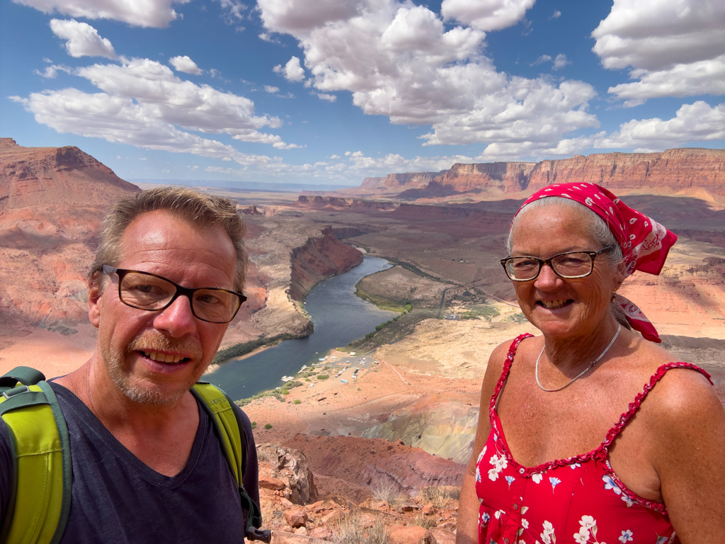 JoMa Selfie oben am Spencer Trail mit Blick auf Glen Canyon und Ebene