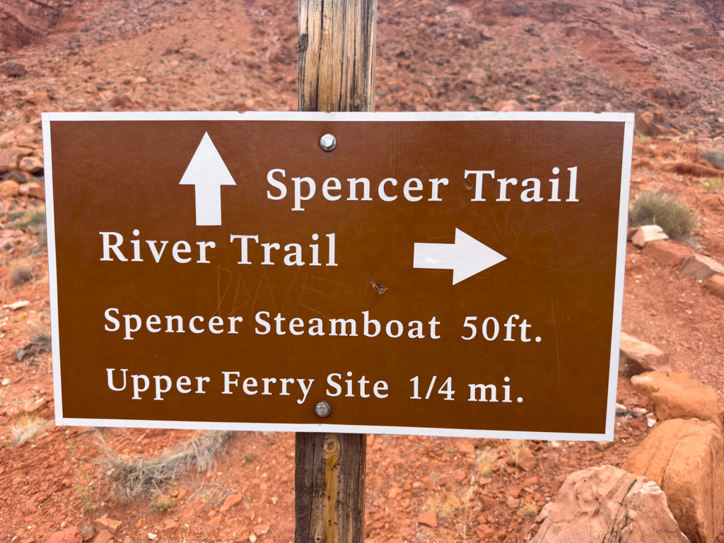 Da geht es für uns lang. Wir folgen dem Spencer Trail 500m hinauf