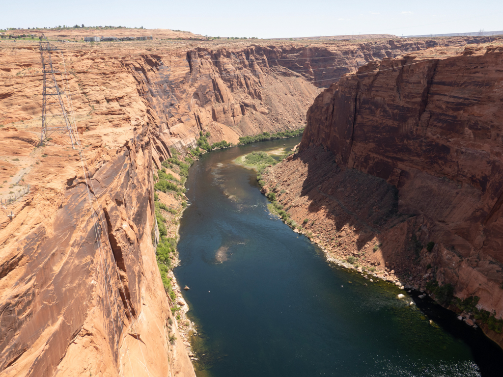 Von der Fussgängerbrücke bei Page schauen wir auf den Colorado River hinab