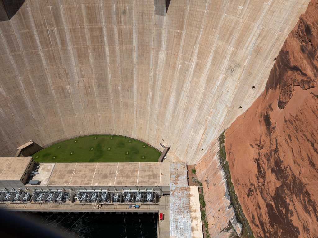 Auf der anderen Seite der Fussgängerbrücke sehen wir auf den Staudamm von Lake Powell