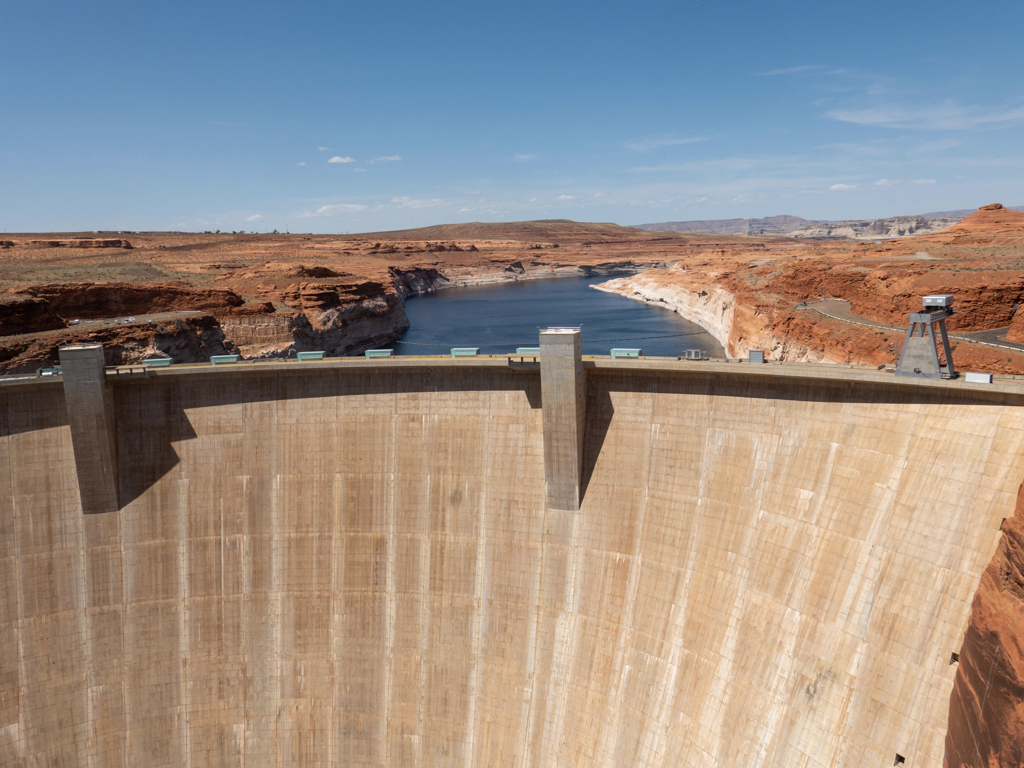Auf der anderen Seite der Fussgängerbrücke sehen wir auf den Staudamm von Lake Powell